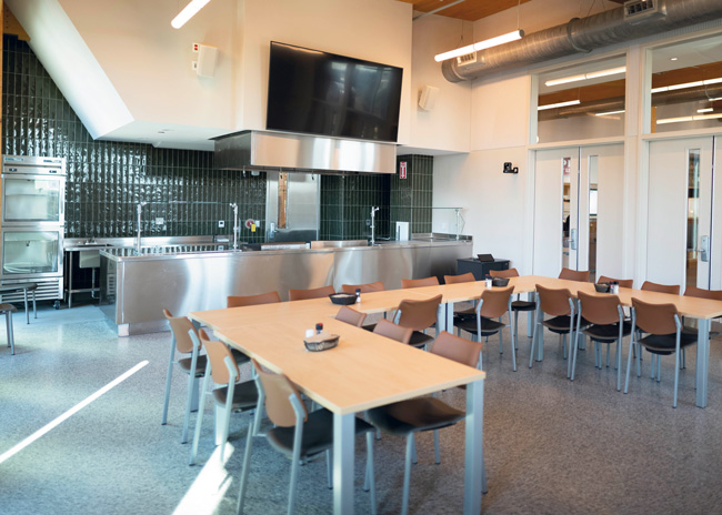 The Teaching Kitchen encourages chefs to interact with students, faculty and guests to learn more about culinary arts.  Photo by Laurence Kesterson, Swarthmore College